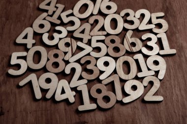 Rakamların geçmişi. Sıfırdan dokuza kadar. Sayıların dokusu. Mali veri kavramı. Matematik. Sayılarla kusursuz desen. finansal kriz konsepti. İş başarısı.