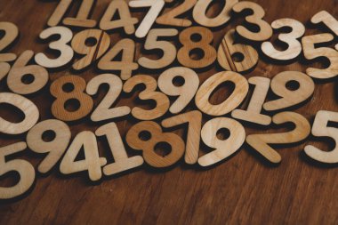 Rakamların geçmişi. Sıfırdan dokuza kadar. Sayıların dokusu. Mali veri kavramı. Matematik. Sayılarla kusursuz desen. finansal kriz konsepti. İş başarısı.