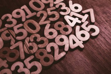 Rakamların geçmişi. Sıfırdan dokuza kadar. Sayıların dokusu. Mali veri kavramı. Matematik. Sayılarla kusursuz desen. finansal kriz konsepti. İş başarısı.