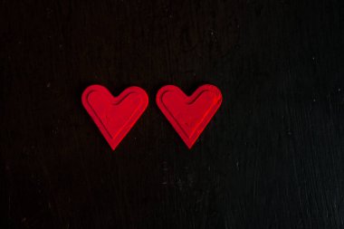 Aşk kalpleri ahşap dokuda. Sevgililer Günü kartı konsepti. Sevgililer Günü Arkaplanı İçin Kalp.