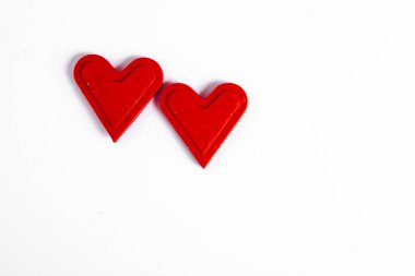 Aşk kalpleri ahşap dokuda. Sevgililer Günü kartı konsepti. Sevgililer Günü Arkaplanı İçin Kalp.