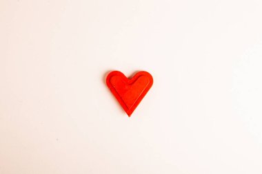 Aşk kalpleri ahşap dokuda. Sevgililer Günü kartı konsepti. Sevgililer Günü Arkaplanı İçin Kalp.