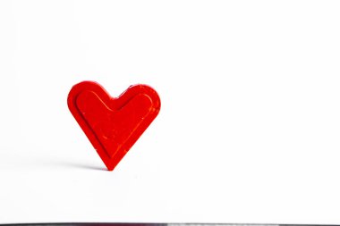 Aşk kalpleri ahşap dokuda. Sevgililer Günü kartı konsepti. Sevgililer Günü Arkaplanı İçin Kalp.