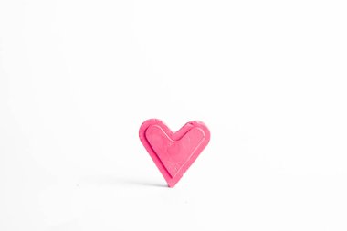 Aşk kalpleri ahşap dokuda. Sevgililer Günü kartı konsepti. Sevgililer Günü Arkaplanı İçin Kalp.