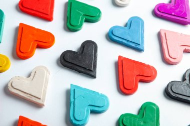 Aşk kalpleri ahşap dokuda. Sevgililer Günü kartı konsepti. Sevgililer Günü Arkaplanı İçin Kalp.