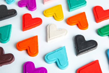 Aşk kalpleri ahşap dokuda. Sevgililer Günü kartı konsepti. Sevgililer Günü Arkaplanı İçin Kalp.