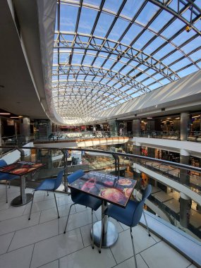 Chisinau 'daki alışveriş merkezinde alışveriş yapan insanlar..