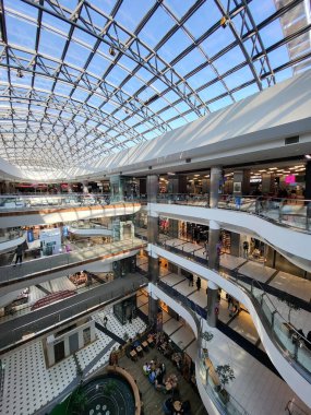 Chisinau 'daki alışveriş merkezinde alışveriş yapan insanlar..