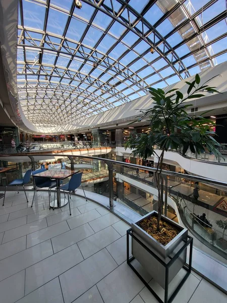 基希讷乌市购物中心内的人民商店 — 图库照片