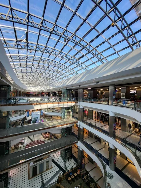 Люди Делают Покупки Интерьере Торгового Центра Mall Malldova Кишиневе — стоковое фото