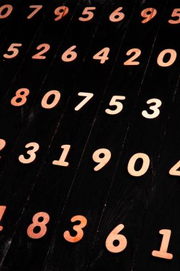 Rakamların geçmişi. Sıfırdan dokuza kadar. Mali veri kavramı. Matematik. Sayılarla kusursuz desen. finansal kriz konsepti. İş başarısı.