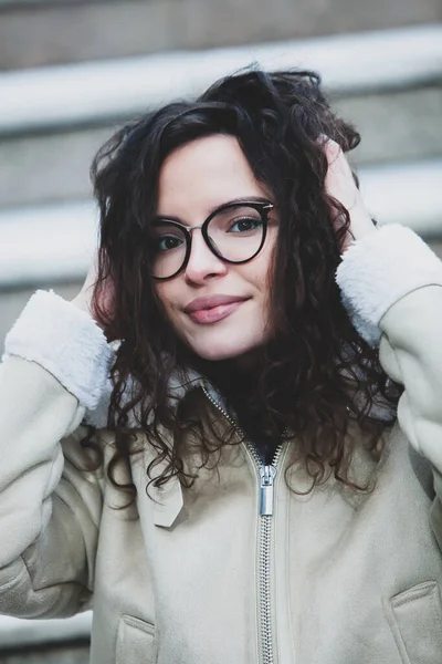 Piękna Młoda Kobieta Kręconymi Włosami Brunetka Portret Okularach Cieszących Się — Zdjęcie stockowe