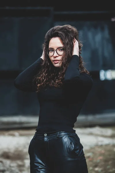 Schöne Junge Frau Mit Brünetten Lockigen Haaren Porträt Mit Brille — Stockfoto