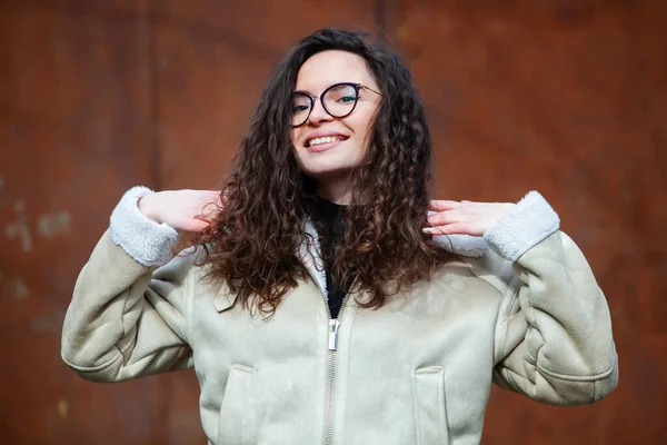 Schöne Junge Frau Mit Brünetten Lockigen Haaren Porträt Mit Brille — Stockfoto