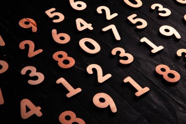 Rakamların geçmişi. Sıfırdan dokuza kadar. Mali veri kavramı. Matematik. Sayılarla kusursuz desen. finansal kriz konsepti. İş başarısı.