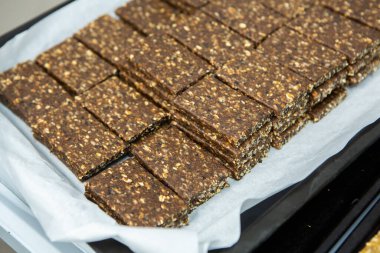 Fabrikadaki üretim hattını terk eden mısır gevreği veya protein çubukları. Meyve, fındık ve böğürtlenli sağlıklı egzersiz öncesi veya sonrası atıştırmalıklar. 