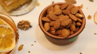 Sağlıklı vejetaryen gıda konsepti. Beyaz arka planda kurutulmuş meyve, fındık ve tohum çeşitleri. Üst görünüm.