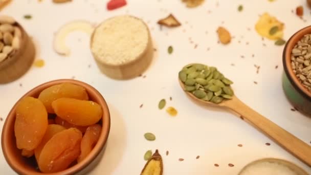 健康的な菜食主義の概念 乾燥した果物 ナッツ 種子を白い背景に盛り合わせます トップ表示 — ストック動画