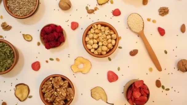 健康素食概念 在白色背景上分发干果 坚果和种子 顶部视图 — 图库视频影像