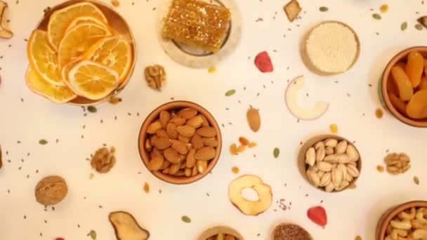 Egészséges Vegetáriánus Étel Koncepció Szárított Gyümölcsök Diófélék Magvak Választéka Fehér — Stock videók