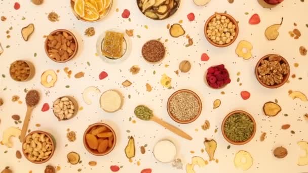 健康的な菜食主義の概念 乾燥した果物 ナッツ 種子を白い背景に盛り合わせます トップ表示 — ストック動画