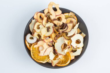 Beyaz arka planda izole edilmiş kuru meyveler. Sağlıklı beslenme konsepti. Üst Manzara. Sağlıklı vejetaryen gıda konsepti. Kurutulmuş meyve cipsi.