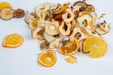 Beyaz arka planda izole edilmiş kuru meyveler. Sağlıklı beslenme konsepti. Üst Manzara. Sağlıklı vejetaryen gıda konsepti. Kurutulmuş meyve cipsi.