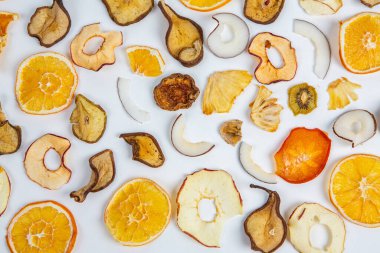 Beyaz arka planda izole edilmiş kuru meyveler. Sağlıklı beslenme konsepti. Üst Manzara. Sağlıklı vejetaryen gıda konsepti. Kurutulmuş meyve cipsi.