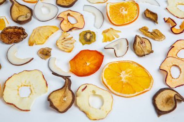 Beyaz arka planda izole edilmiş kuru meyveler. Sağlıklı beslenme konsepti. Üst Manzara. Sağlıklı vejetaryen gıda konsepti. Kurutulmuş meyve cipsi.