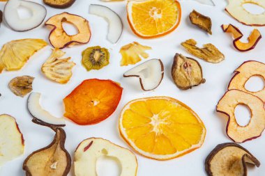 Beyaz arka planda izole edilmiş kuru meyveler. Sağlıklı beslenme konsepti. Üst Manzara. Sağlıklı vejetaryen gıda konsepti. Kurutulmuş meyve cipsi.