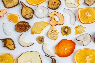 Beyaz arka planda izole edilmiş kuru meyveler. Sağlıklı beslenme konsepti. Üst Manzara. Sağlıklı vejetaryen gıda konsepti. Kurutulmuş meyve cipsi.