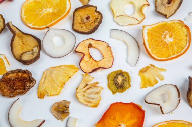 Beyaz arka planda izole edilmiş kuru meyveler. Sağlıklı beslenme konsepti. Üst Manzara. Sağlıklı vejetaryen gıda konsepti. Kurutulmuş meyve cipsi.