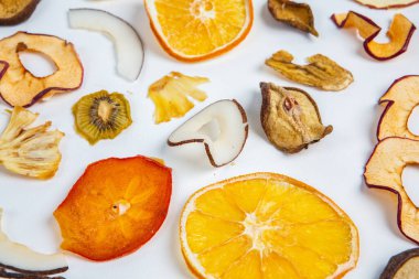 Beyaz arka planda izole edilmiş kuru meyveler. Sağlıklı beslenme konsepti. Üst Manzara. Sağlıklı vejetaryen gıda konsepti. Kurutulmuş meyve cipsi.