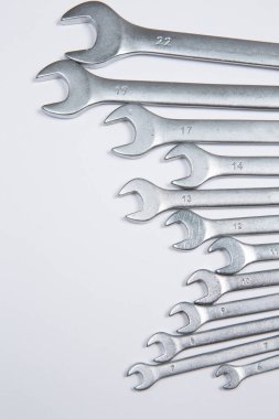 Beyaz arka plandaki bir çantada tamir için gerekli aletler. Çeşitli iş ya da inşaat aletleri. Anahtarlar, pense, tornavida. Üst görünüm