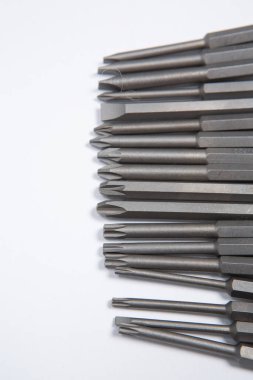 Beyaz arka plandaki bir çantada tamir için gerekli aletler. Çeşitli iş ya da inşaat aletleri. Anahtarlar, pense, tornavida. Üst görünüm