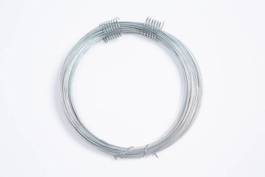 Beyaz arka plandaki bir çantada tamir için gerekli aletler. Çeşitli iş ya da inşaat aletleri. Anahtarlar, pense, tornavida. Üst görünüm