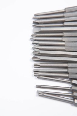 Beyaz arka plandaki bir çantada tamir için gerekli aletler. Çeşitli iş ya da inşaat aletleri. Anahtarlar, pense, tornavida. Üst görünüm