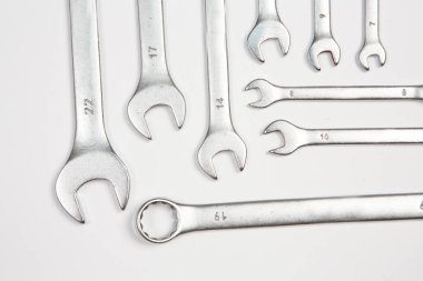 Beyaz arka plandaki bir çantada tamir için gerekli aletler. Çeşitli iş ya da inşaat aletleri. Anahtarlar, pense, tornavida. Üst görünüm