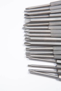 Beyaz arka plandaki bir çantada tamir için gerekli aletler. Çeşitli iş ya da inşaat aletleri. Anahtarlar, pense, tornavida. Üst görünüm