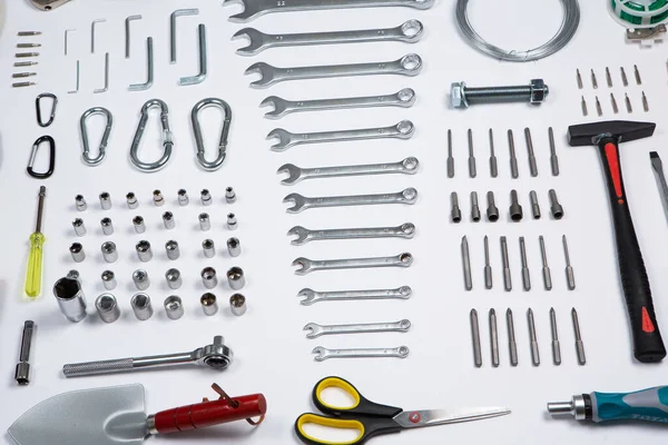 Beyaz arka plandaki bir çantada tamir için gerekli aletler. Çeşitli iş ya da inşaat aletleri. Anahtarlar, pense, tornavida. Üst görünüm
