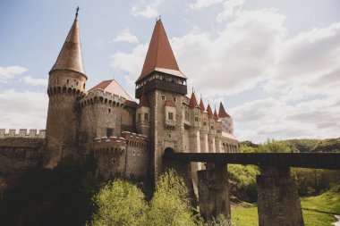 Corvin Kalesi, Transilvanya 'daki en büyük Gotik Rönesans kalelerinden biridir.