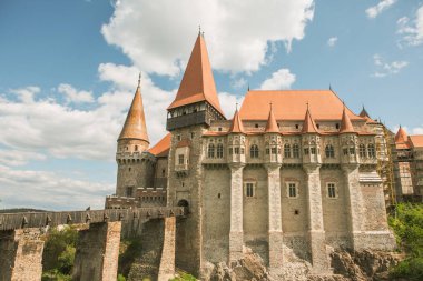 Corvin Kalesi, Transilvanya 'daki en büyük Gotik Rönesans kalelerinden biridir.