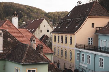 Romanya 'nın göbeğindeki Sighisoara adlı güzel bir ortaçağ kalesi, Doğu Avrupa' daki Transilvanya seyahat beldesi.