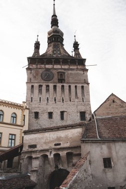 Romanya 'nın göbeğindeki Sighisoara adlı güzel bir ortaçağ kalesi, Doğu Avrupa' daki Transilvanya seyahat beldesi.