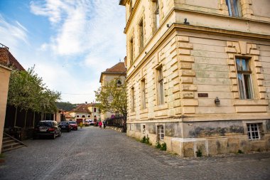 Romanya 'nın göbeğindeki Sighisoara adlı güzel bir ortaçağ kalesi, Doğu Avrupa' daki Transilvanya seyahat beldesi.