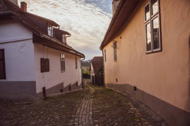 Romanya 'nın göbeğindeki Sighisoara adlı güzel bir ortaçağ kalesi, Doğu Avrupa' daki Transilvanya seyahat beldesi.