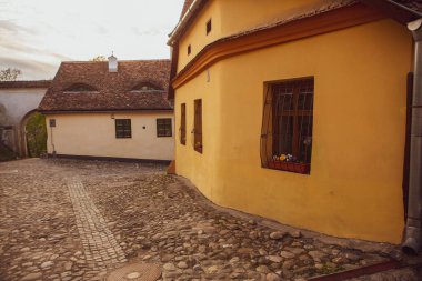 Romanya 'nın göbeğindeki Sighisoara adlı güzel bir ortaçağ kalesi, Doğu Avrupa' daki Transilvanya seyahat beldesi.