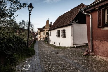 Romanya 'nın göbeğindeki Sighisoara adlı güzel bir ortaçağ kalesi, Doğu Avrupa' daki Transilvanya seyahat beldesi.