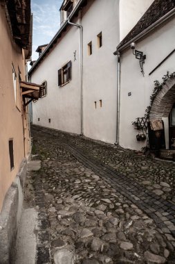 Romanya 'nın göbeğindeki Sighisoara adlı güzel bir ortaçağ kalesi, Doğu Avrupa' daki Transilvanya seyahat beldesi.