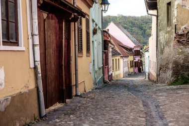 Romanya 'nın göbeğindeki Sighisoara adlı güzel bir ortaçağ kalesi, Doğu Avrupa' daki Transilvanya seyahat beldesi.